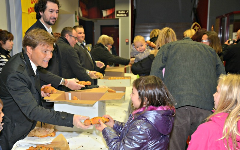 Distribution de volaeren aux pépites de chocolat lors de la saint Martin 2014