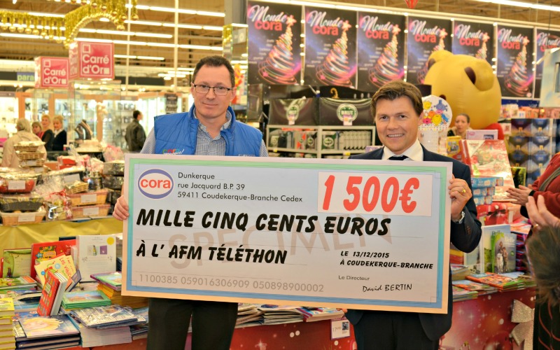 Remise chèque par cora au téléthon décembre 2015