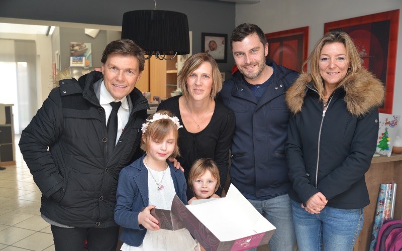 remise de gâteau le coudekerquois à une famille par david bailleul