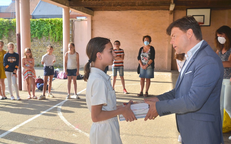 Distribution dans les écoles de la ville des dictionnaires aux CM2