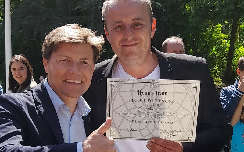Une école d’hypnose est venue faire une démonstration en plein centre du parc