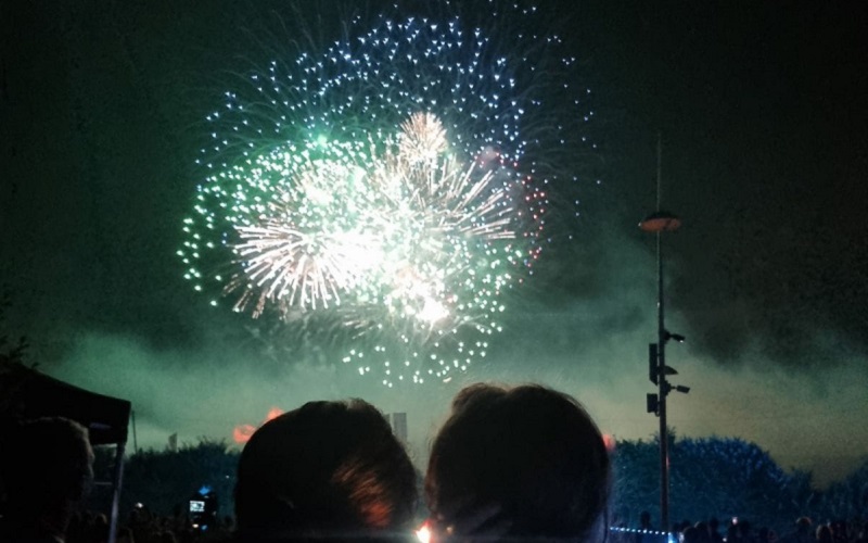 Un feu d’artifice très très suivi le long des berges