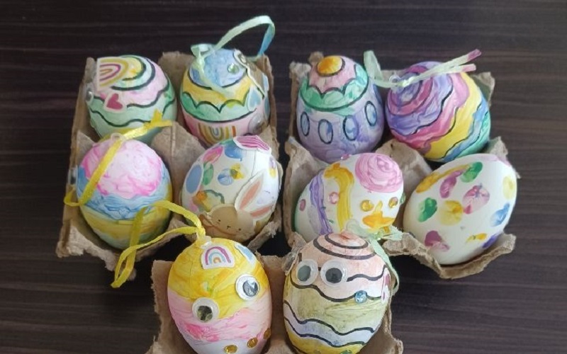 bel assortiment d’œufs de Pâques fait maison