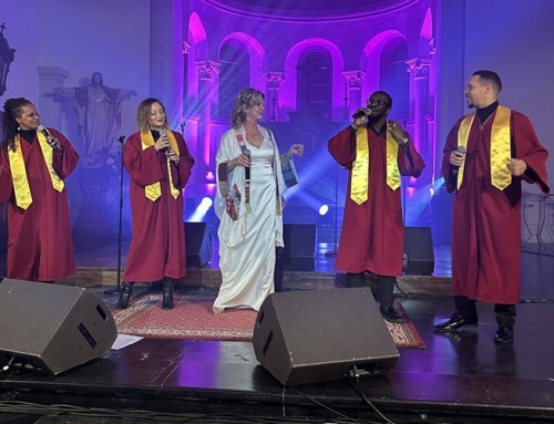 Superbe récital de Noël par la célèbre chanteuse Jeane Manson